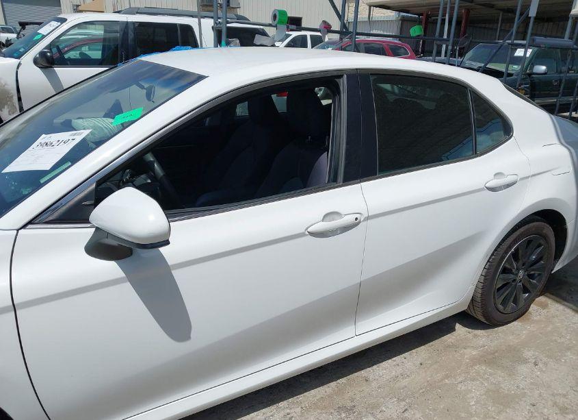 Photo 13 of 2018 Toyota Camry LE (VIN 4T1B11HKXJU023535)