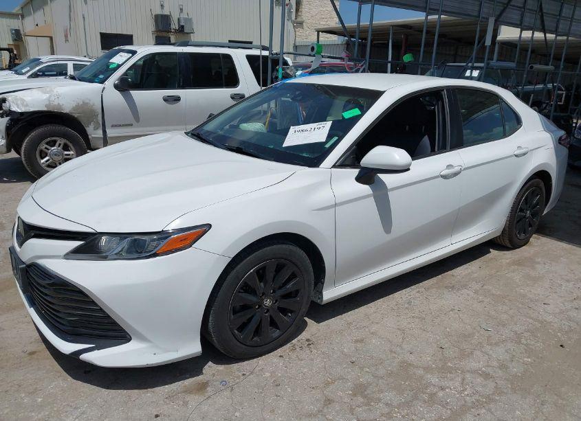Photo 2 of 2018 Toyota Camry LE (VIN 4T1B11HKXJU023535)