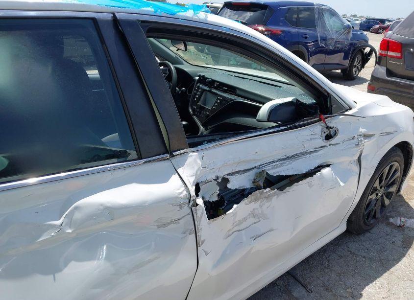 Photo 6 of 2018 Toyota Camry LE (VIN 4T1B11HKXJU023535)