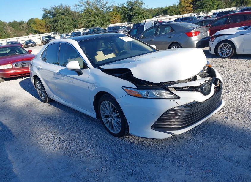 2018 Toyota Camry XLE (VIN 4T1B11HKXJU028850) main photo