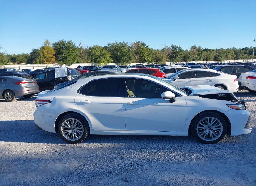 Photo 13 of 2018 Toyota Camry XLE (VIN 4T1B11HKXJU028850)