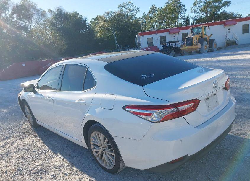 Photo 3 of 2018 Toyota Camry XLE (VIN 4T1B11HKXJU028850)