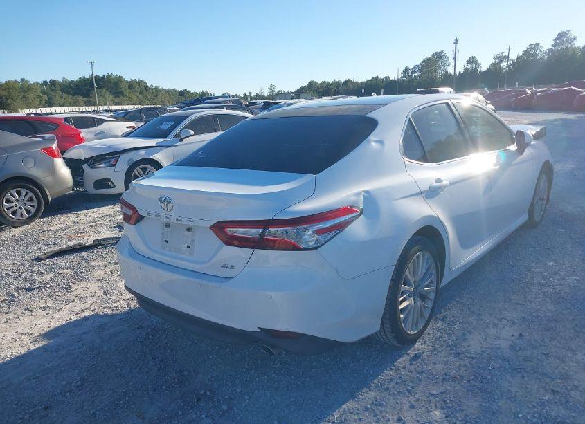 Photo 4 of 2018 Toyota Camry XLE (VIN 4T1B11HKXJU028850)