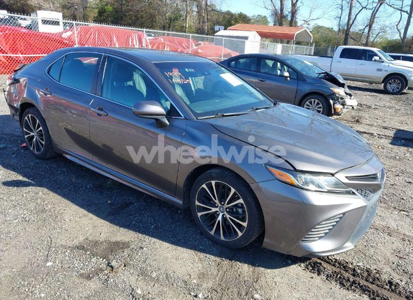 2018 Toyota Camry SE (VIN 4T1B11HKXJU041999) main photo