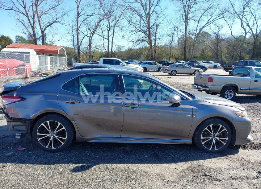 Photo 14 of 2018 Toyota Camry SE (VIN 4T1B11HKXJU041999)