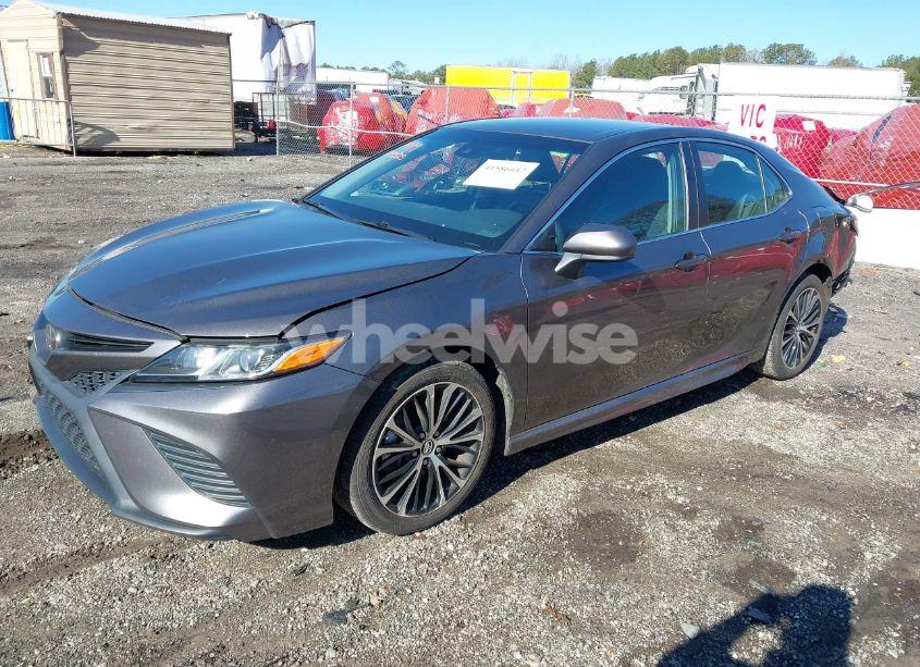 Photo 2 of 2018 Toyota Camry SE (VIN 4T1B11HKXJU041999)