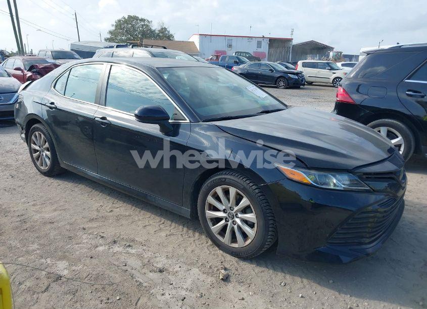 2018 Toyota Camry LE (VIN 4T1B11HKXJU058771) main photo