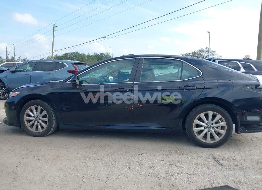 Photo 15 of 2018 Toyota Camry LE (VIN 4T1B11HKXJU058771)