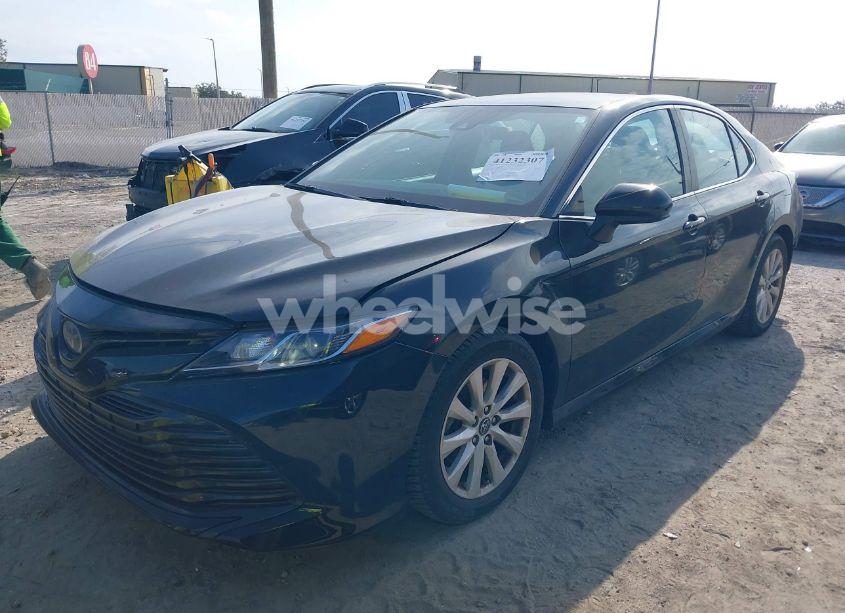 Photo 2 of 2018 Toyota Camry LE (VIN 4T1B11HKXJU058771)