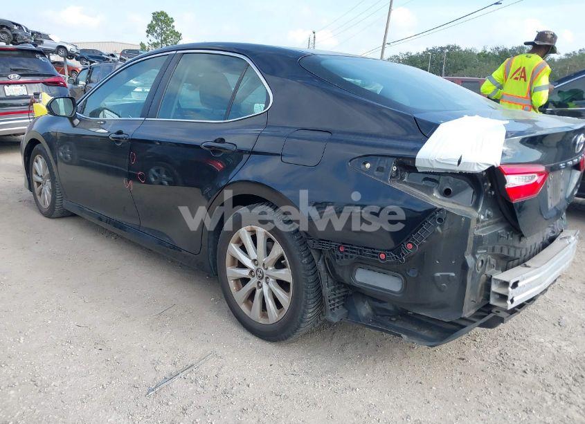 Photo 3 of 2018 Toyota Camry LE (VIN 4T1B11HKXJU058771)