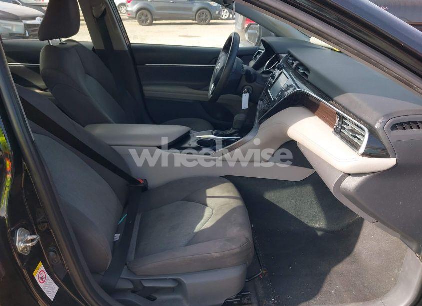 Photo 5 of 2018 Toyota Camry LE (VIN 4T1B11HKXJU058771)