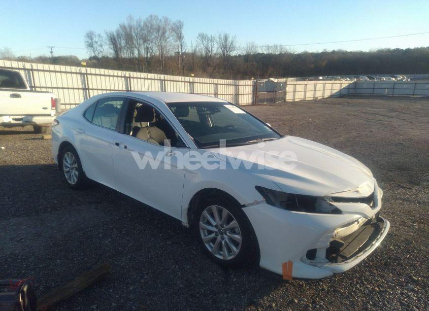 2018 Toyota Camry LE (VIN 4T1B11HKXJU064053) main photo