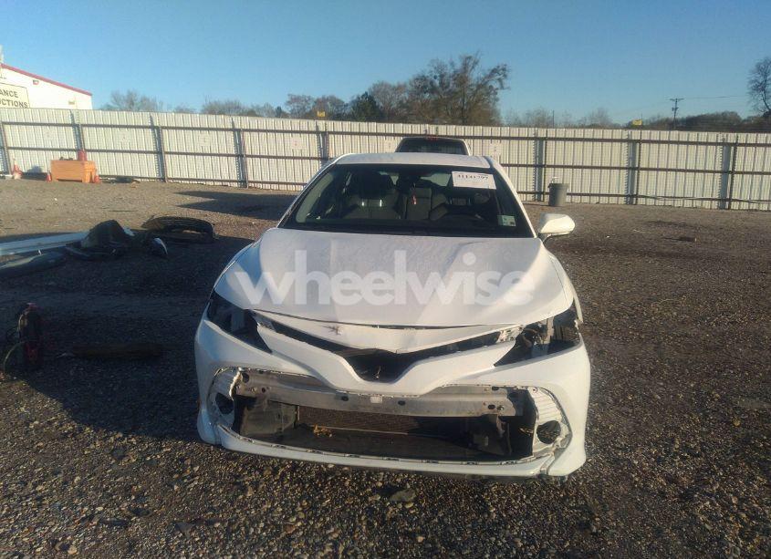 Photo 13 of 2018 Toyota Camry LE (VIN 4T1B11HKXJU064053)