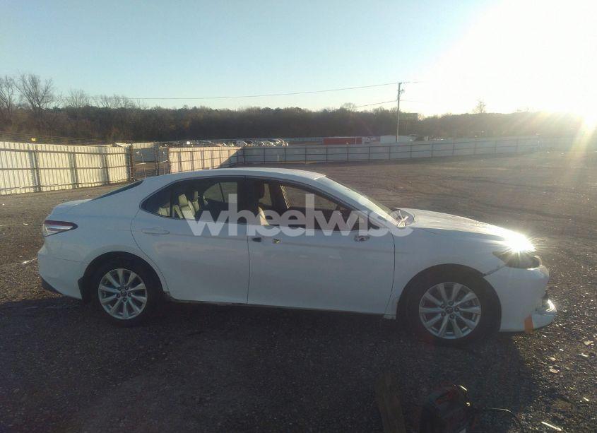 Photo 14 of 2018 Toyota Camry LE (VIN 4T1B11HKXJU064053)