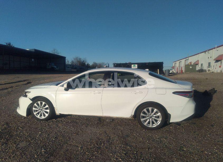 Photo 15 of 2018 Toyota Camry LE (VIN 4T1B11HKXJU064053)