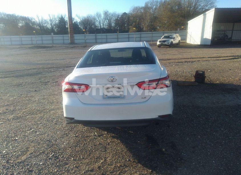 Photo 17 of 2018 Toyota Camry LE (VIN 4T1B11HKXJU064053)