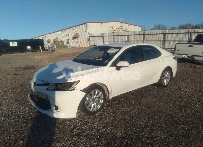 Photo 2 of 2018 Toyota Camry LE (VIN 4T1B11HKXJU064053)