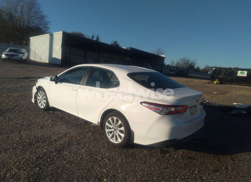 Photo 3 of 2018 Toyota Camry LE (VIN 4T1B11HKXJU064053)