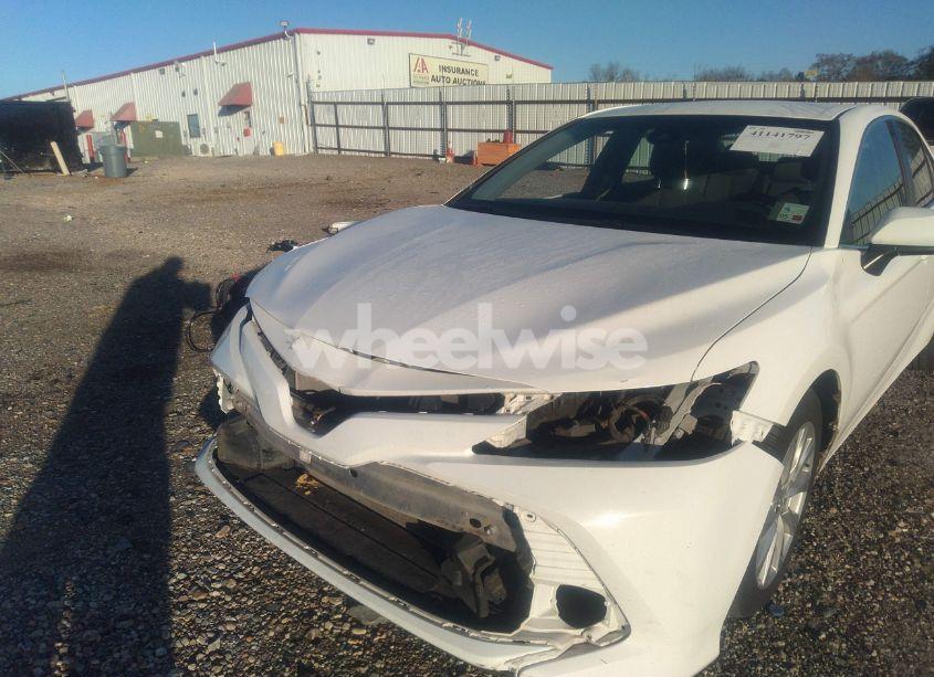 Photo 6 of 2018 Toyota Camry LE (VIN 4T1B11HKXJU064053)