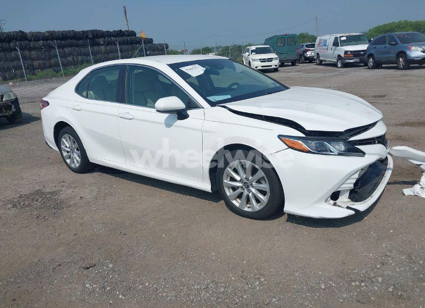 2018 Toyota Camry LE (VIN 4T1B11HKXJU069544) main photo