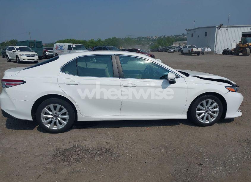 Photo 13 of 2018 Toyota Camry LE (VIN 4T1B11HKXJU069544)