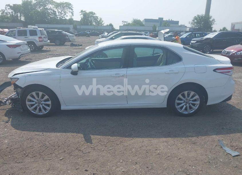 Photo 14 of 2018 Toyota Camry LE (VIN 4T1B11HKXJU069544)