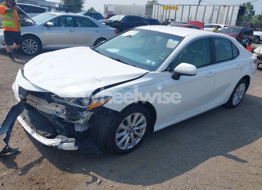 Photo 2 of 2018 Toyota Camry LE (VIN 4T1B11HKXJU069544)