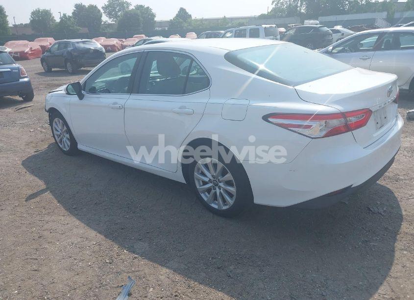 Photo 3 of 2018 Toyota Camry LE (VIN 4T1B11HKXJU069544)