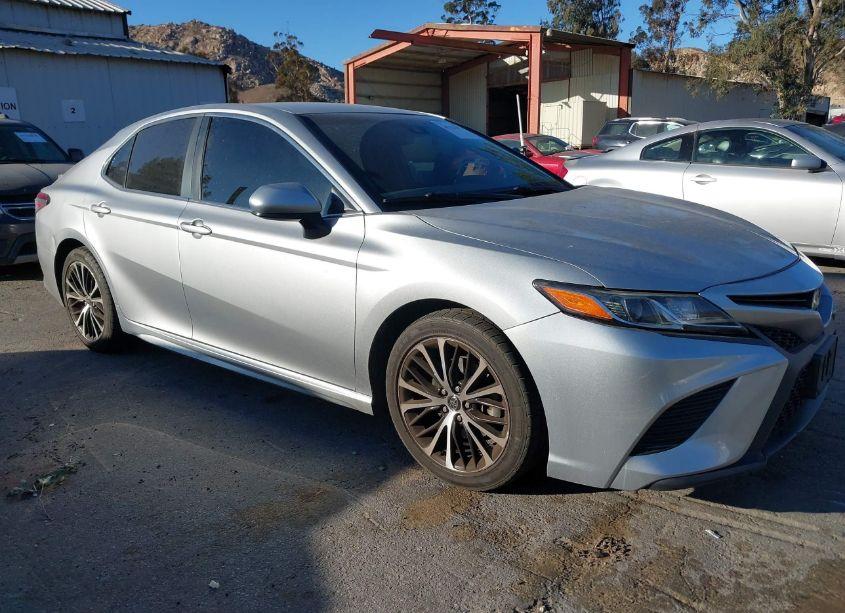 2018 Toyota Camry SE (VIN 4T1B11HKXJU071083) main photo