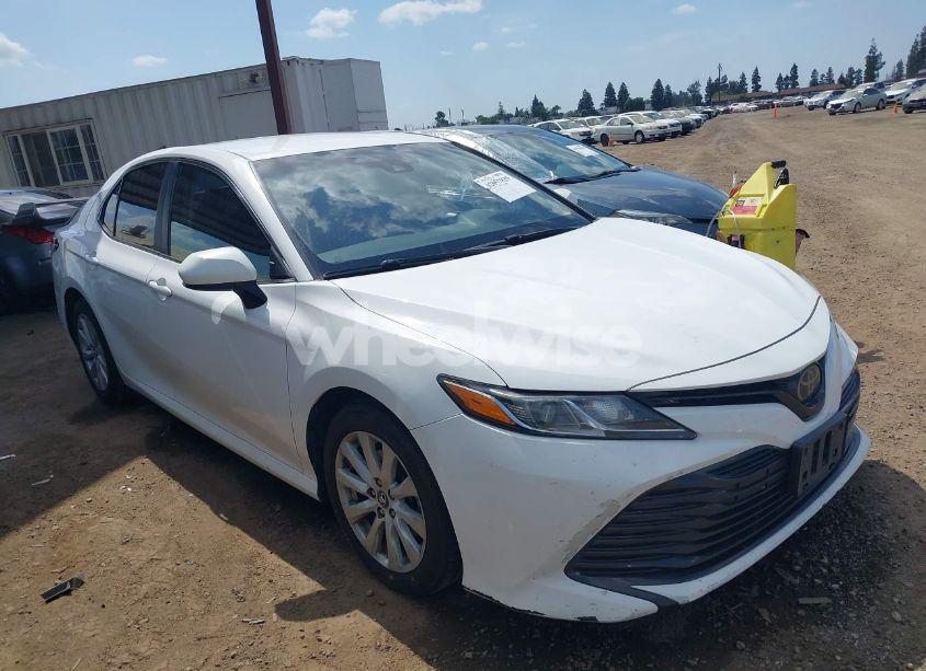 2018 Toyota Camry LE (VIN 4T1B11HKXJU097182) main photo