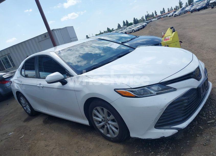 Photo 13 of 2018 Toyota Camry LE (VIN 4T1B11HKXJU097182)