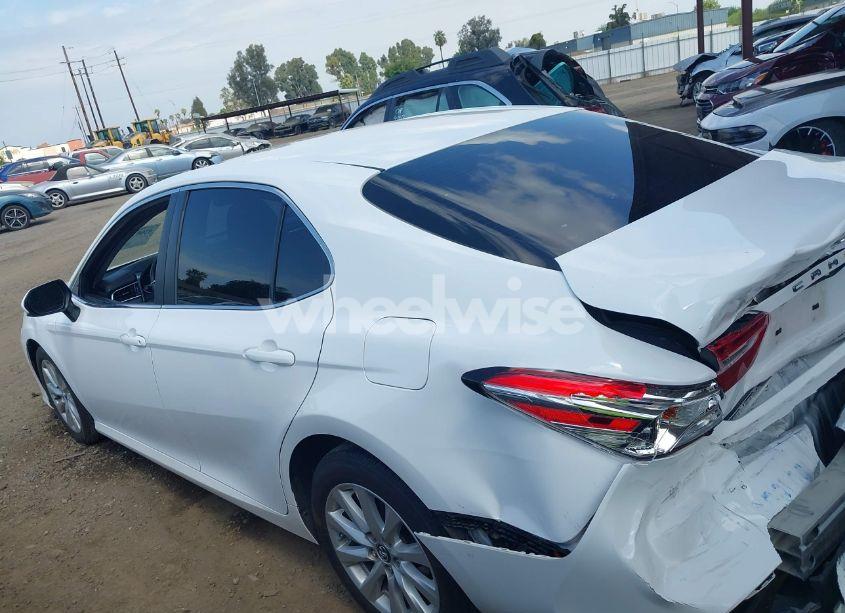 Photo 14 of 2018 Toyota Camry LE (VIN 4T1B11HKXJU097182)