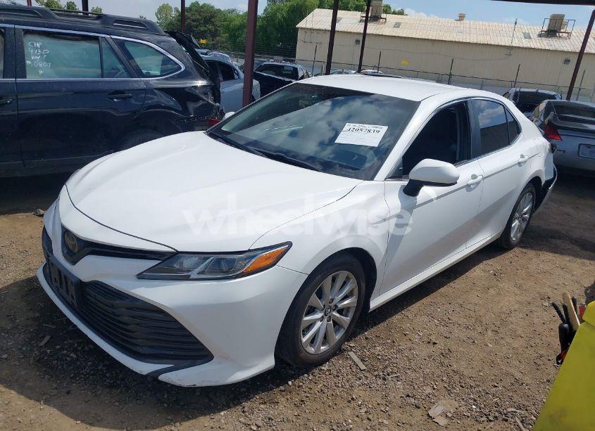 Photo 2 of 2018 Toyota Camry LE (VIN 4T1B11HKXJU097182)