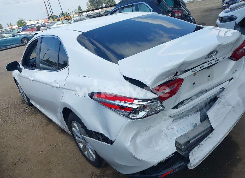 Photo 3 of 2018 Toyota Camry LE (VIN 4T1B11HKXJU097182)