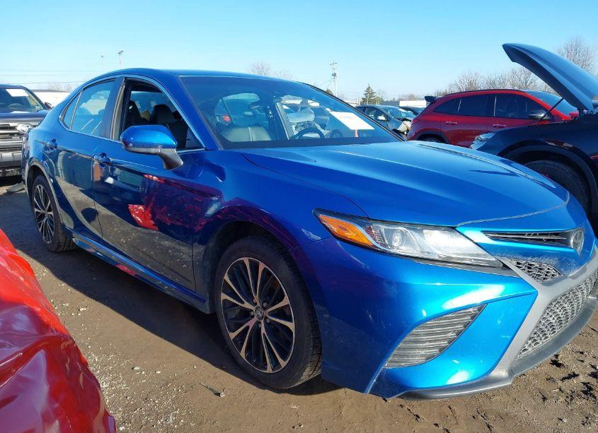 2018 Toyota Camry SE (VIN 4T1B11HKXJU128401) main photo