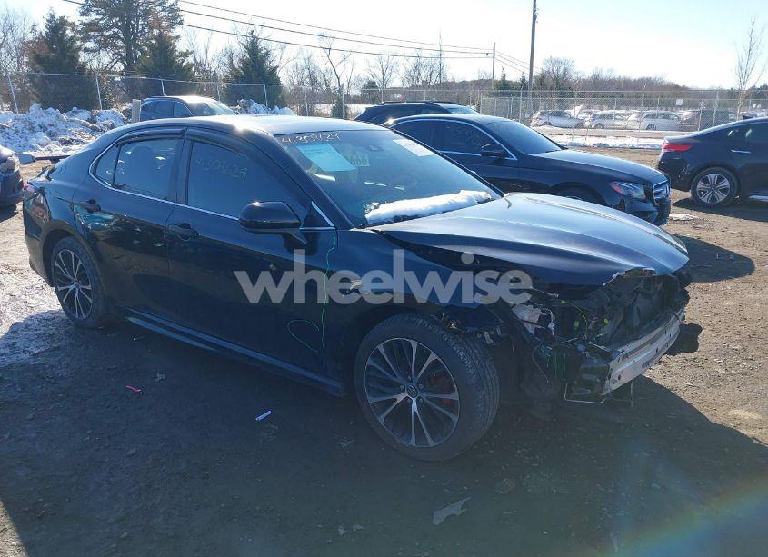 2018 Toyota Camry SE (VIN 4T1B11HKXJU132111) main photo