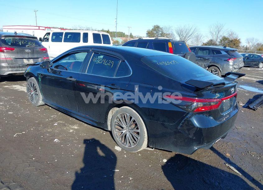 Photo 3 of 2018 Toyota Camry SE (VIN 4T1B11HKXJU132111)