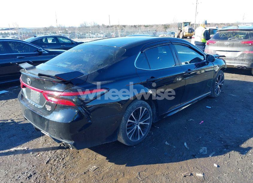 Photo 4 of 2018 Toyota Camry SE (VIN 4T1B11HKXJU132111)