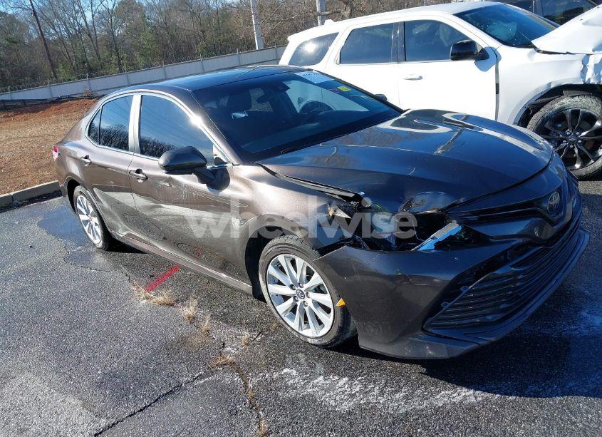 2018 Toyota Camry LE (VIN 4T1B11HKXJU139821) main photo