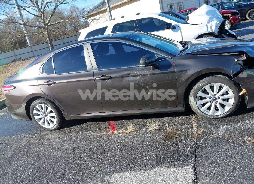 Photo 13 of 2018 Toyota Camry LE (VIN 4T1B11HKXJU139821)