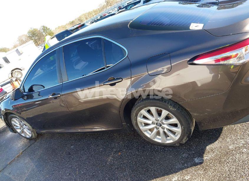 Photo 14 of 2018 Toyota Camry LE (VIN 4T1B11HKXJU139821)