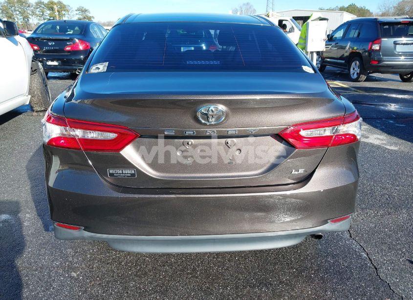 Photo 16 of 2018 Toyota Camry LE (VIN 4T1B11HKXJU139821)