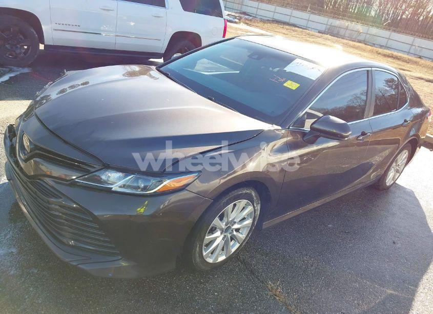 Photo 2 of 2018 Toyota Camry LE (VIN 4T1B11HKXJU139821)