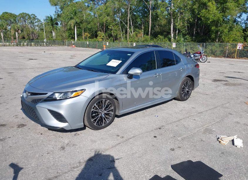 Photo 2 of 2018 Toyota Camry SE (VIN 4T1B11HKXJU147997)