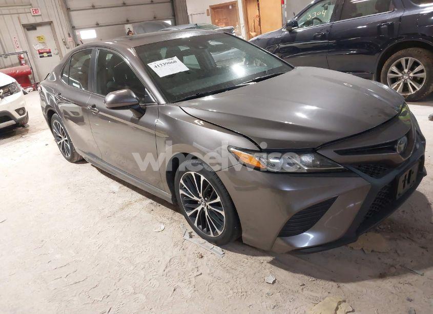 2018 Toyota Camry SE (VIN 4T1B11HKXJU521279) main photo