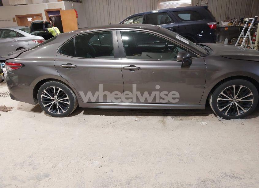 Photo 13 of 2018 Toyota Camry SE (VIN 4T1B11HKXJU521279)