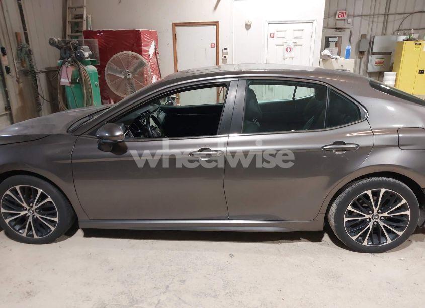 Photo 14 of 2018 Toyota Camry SE (VIN 4T1B11HKXJU521279)