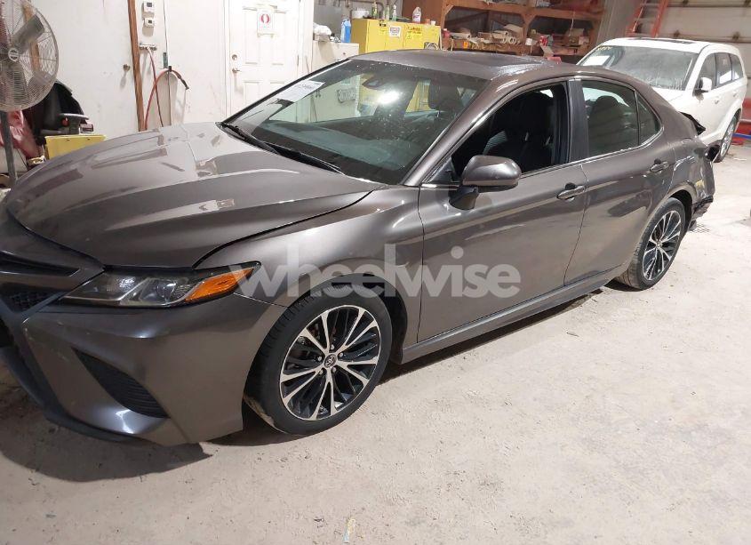 Photo 2 of 2018 Toyota Camry SE (VIN 4T1B11HKXJU521279)