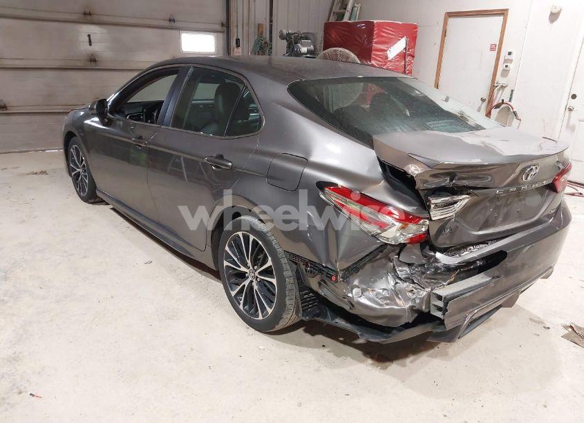 Photo 3 of 2018 Toyota Camry SE (VIN 4T1B11HKXJU521279)