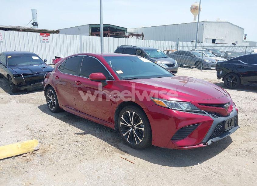 2018 Toyota Camry SE (VIN 4T1B11HKXJU525039) main photo